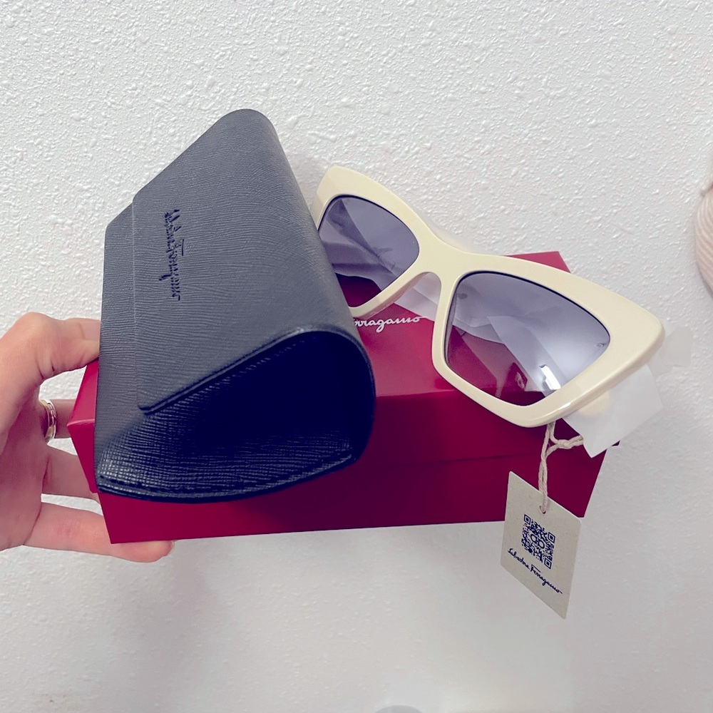 Salvatore Ferragamo Sunglasses, New - Picture 2 of 3